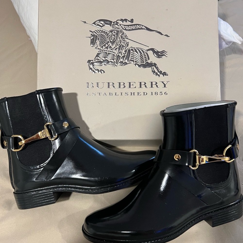 BRAND NEW ACKMAR ANKLE CHELSEA BOOT W/ STRAPS . UK women’s 7 . US women’s 9 .